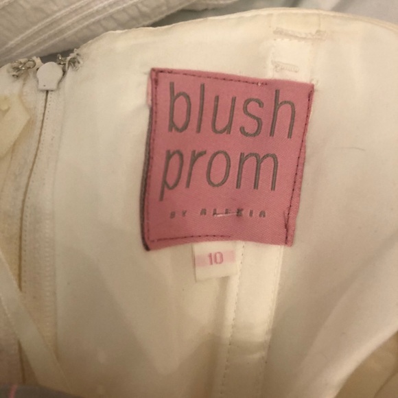 Beautiful white formal dress 🌸 - Picture 5 of 5